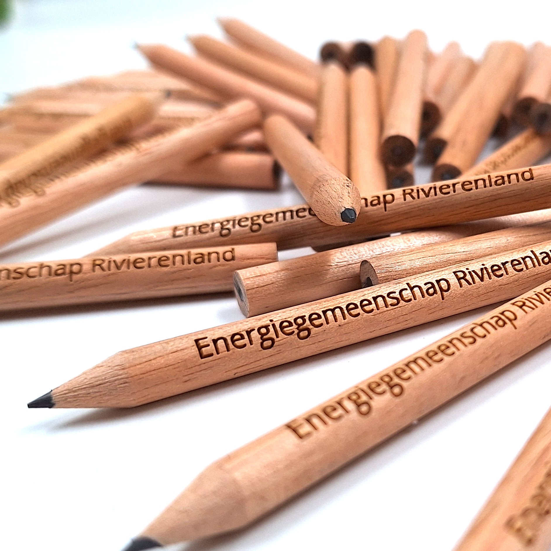 Gekleurde potloden van oude CD dozen