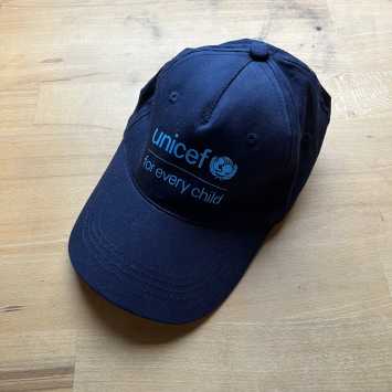 Pet unicef op tafel